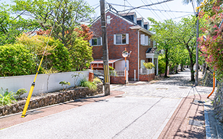 レンガ調の家が見える十字路