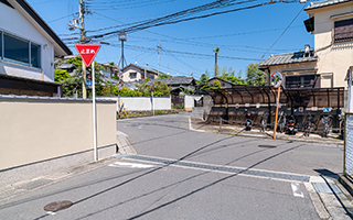 少し登りになっている道。