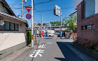 正面がコインパーキングのT字路